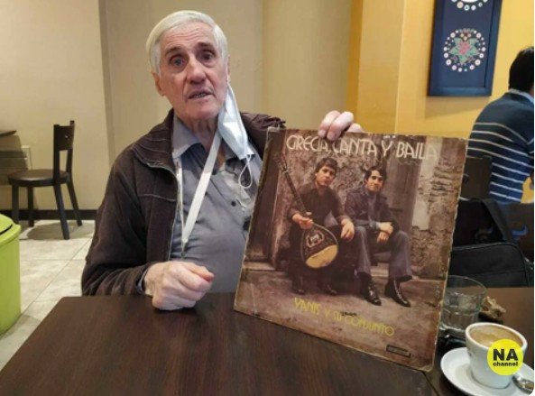 Ο θρύλος του Τάνγκο που παίζει Τσιτσάνη με το μπουζούκι του! 